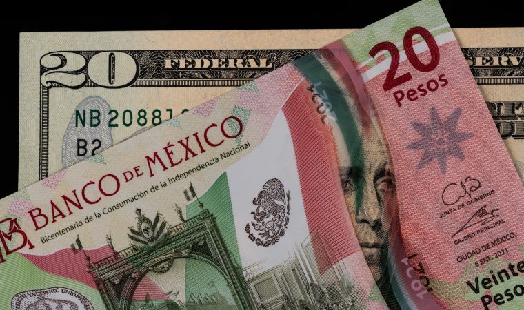 Comparison of 20 American dollars and 20 Mexican pesos bills