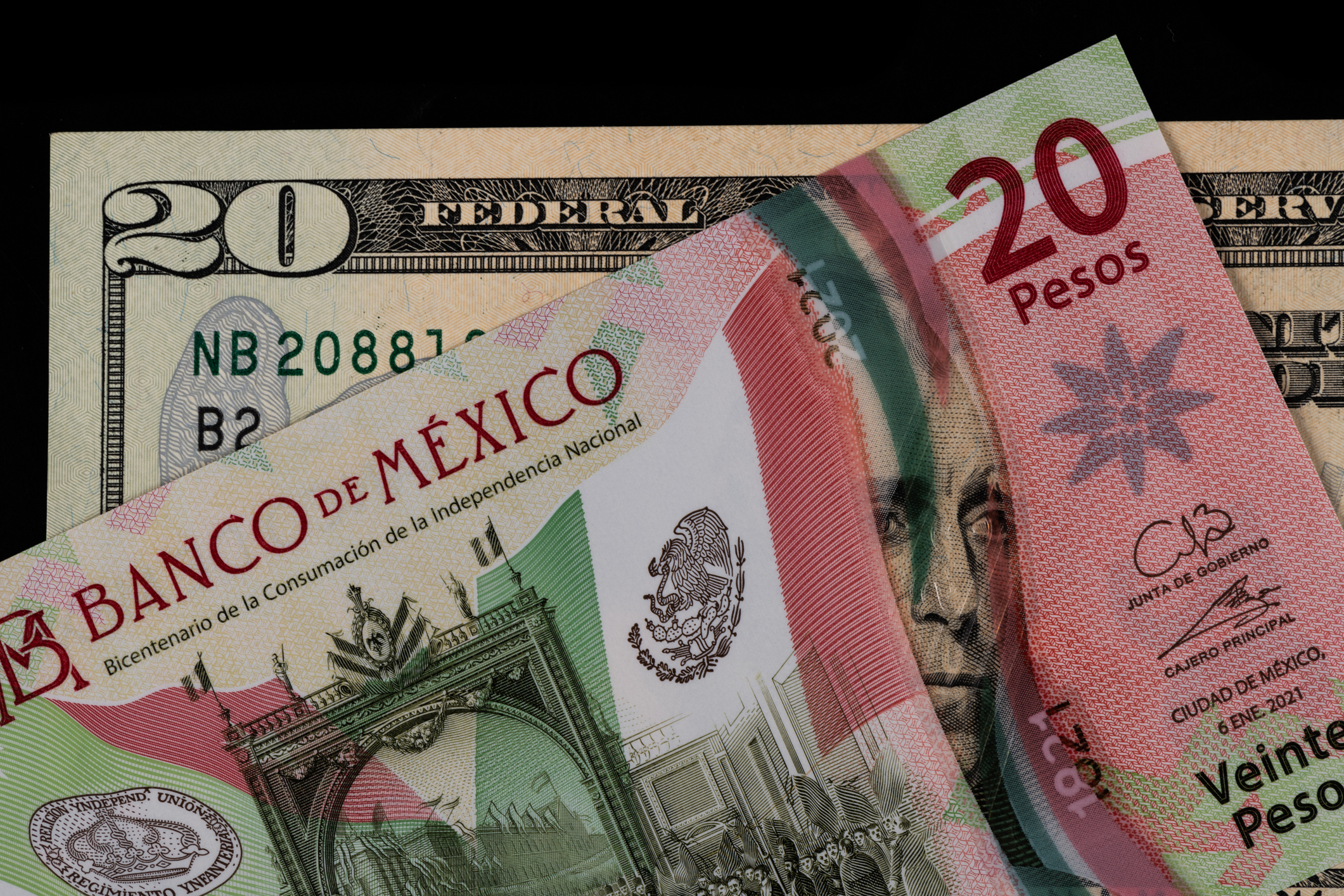 ¿Conviene ahorrar en pesos o dólares en 2026?